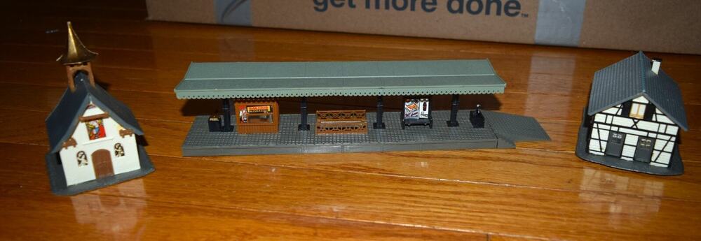 Lot 3 HO - Pola 555 Platform w/ Kiosk 9-1/2" long & Church & House